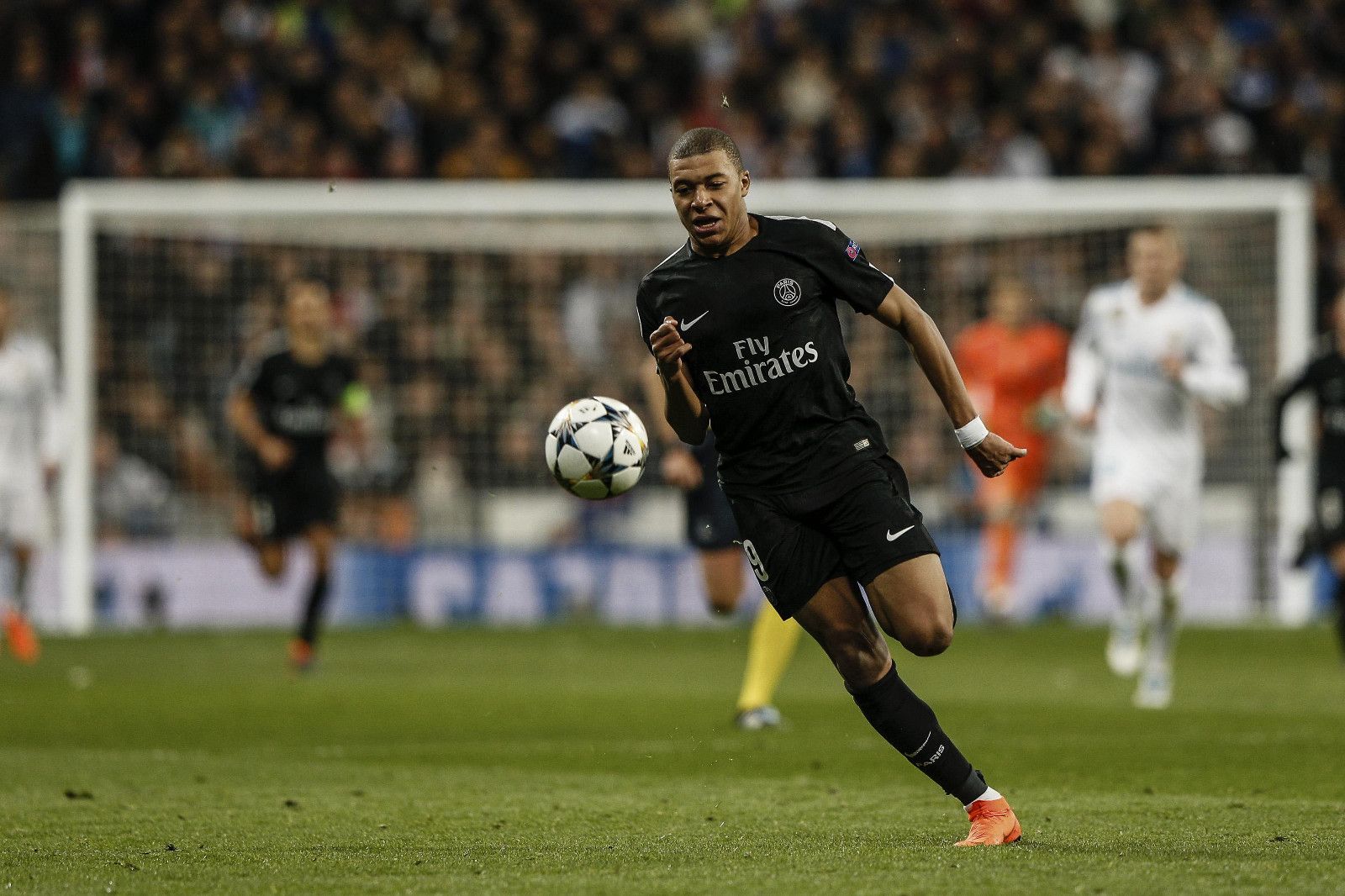 足球国脚留洋再迎利好，与多队进入谈判阶段（国脚留洋再传利好，已与多家球队展开谈判）