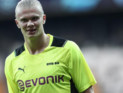 球队连胜势头强劲，排名稳步上升（球队势如破竹豪取连胜，积分榜排名稳步攀升）