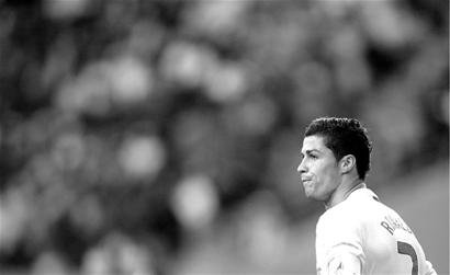 韦斯利-福法纳：埃斯特旺像队中的小宝宝，我们都在帮他适应