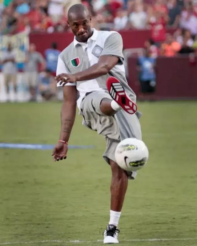 29分大败想起他了？湖人球迷群体高呼勒布朗！美网友让东里给老詹道歉（29分惨败后，湖人球迷齐呼勒布朗，美网友要求东里向老詹致歉）