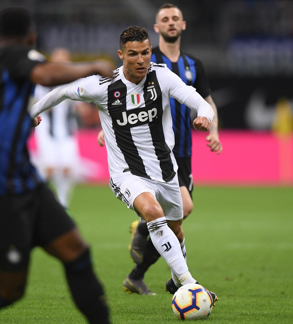 大哥你在干嘛？米兰德比补时阶段，巴斯托尼掏裆奇克（米兰德比补时争议：巴斯托尼疑似对奇克做出不当动作）