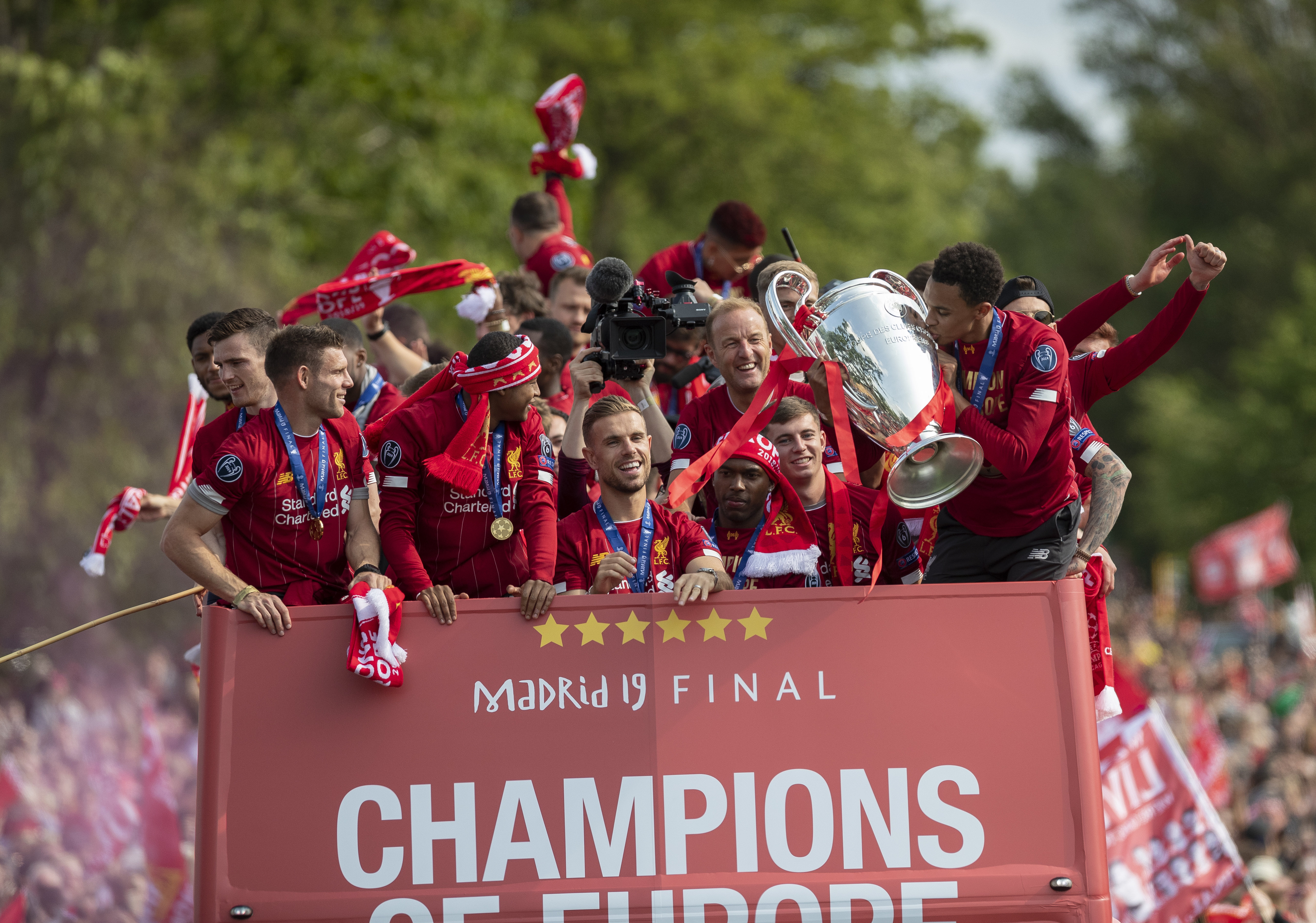 李新翔：武磊是我的榜样，能和自己的偶像一起踢球感觉很奇妙（李新翔：以武磊为榜样，与偶像并肩作战倍感奇妙）