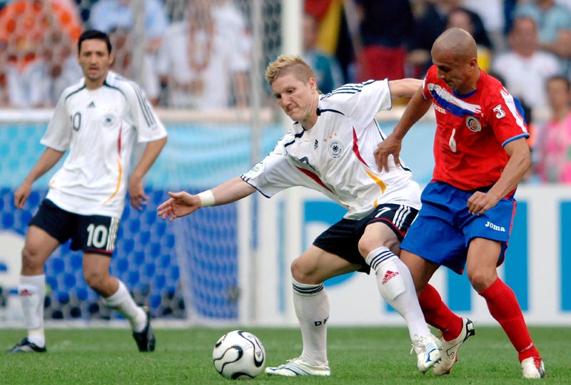 球星赛后把奖杯给队友，太暖心（球星赛后将奖杯赠予队友，暖心一幕）