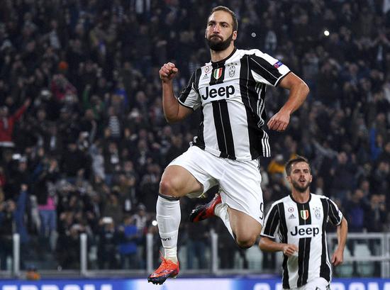 东契奇三双＆里夫斯状态不佳，湖人4分战胜76人（东契奇三双发威、里夫斯手感低迷，湖人险胜76人4分）