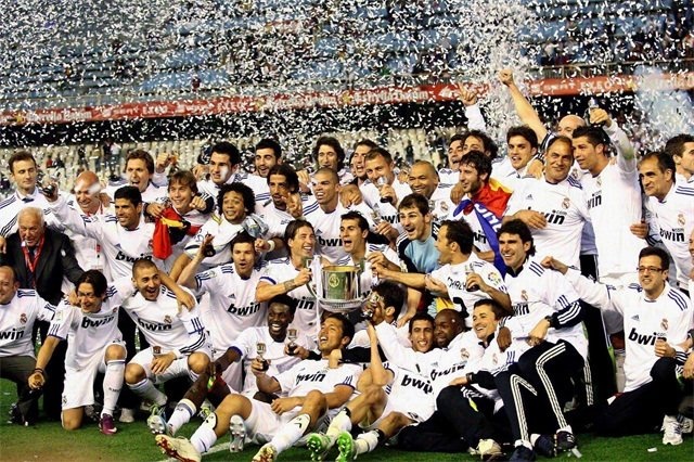 斯洛特两度弃用萨拉赫收奇效，利物浦四场不败迎欧冠胜利（斯洛特两度雪藏萨拉赫见奇效，利物浦四战不败斩获欧冠胜利）