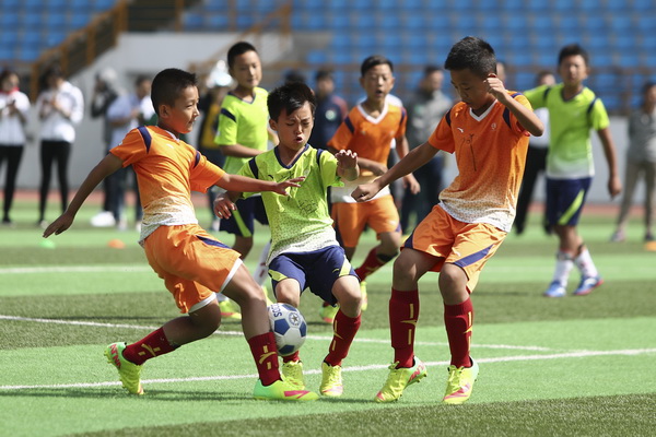 国脚伤愈复出，送出助攻稳定军心（国脚康复回归，一记助攻稳住士气）