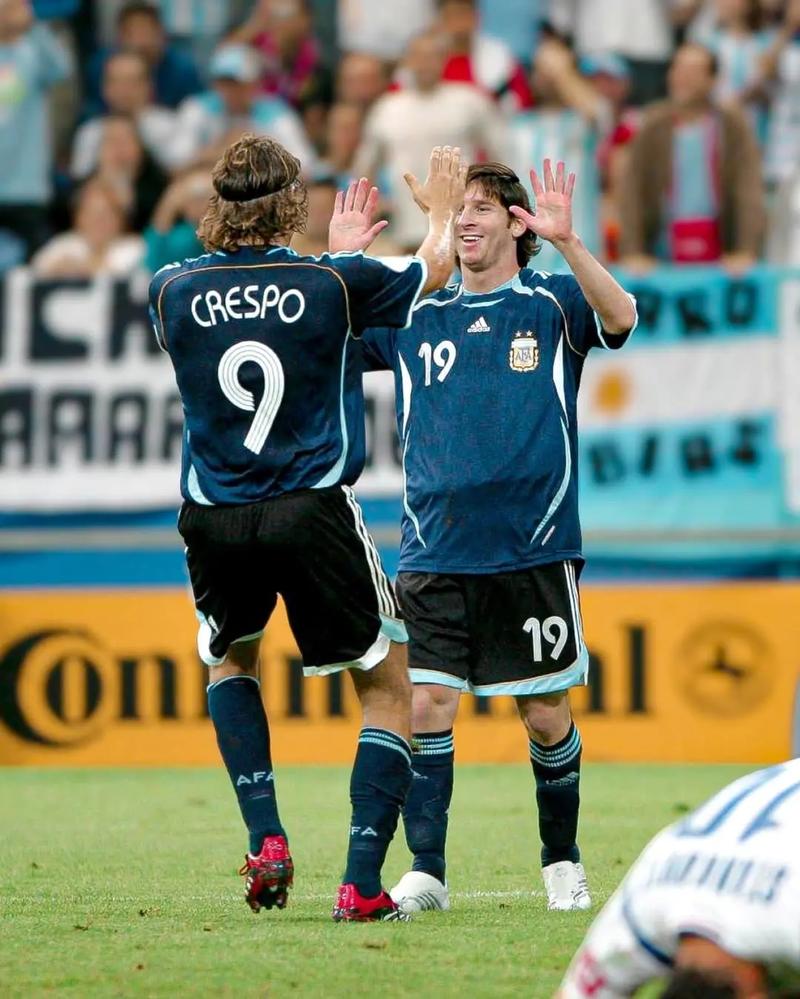 上海U20男足球员：感谢徐根宝指导，81岁高龄还尽力陪伴我们（上海U20男足队员致谢徐根宝：81岁仍尽力相伴我们）