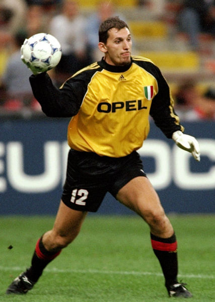 塞梅尼奥争夺战：曼城领跑 曼联+利物浦仍在谈判 蓝军+热刺已退出（塞梅尼奥转会之争：曼城占先，曼联与利物浦仍在洽谈，切尔西与热刺已退场）