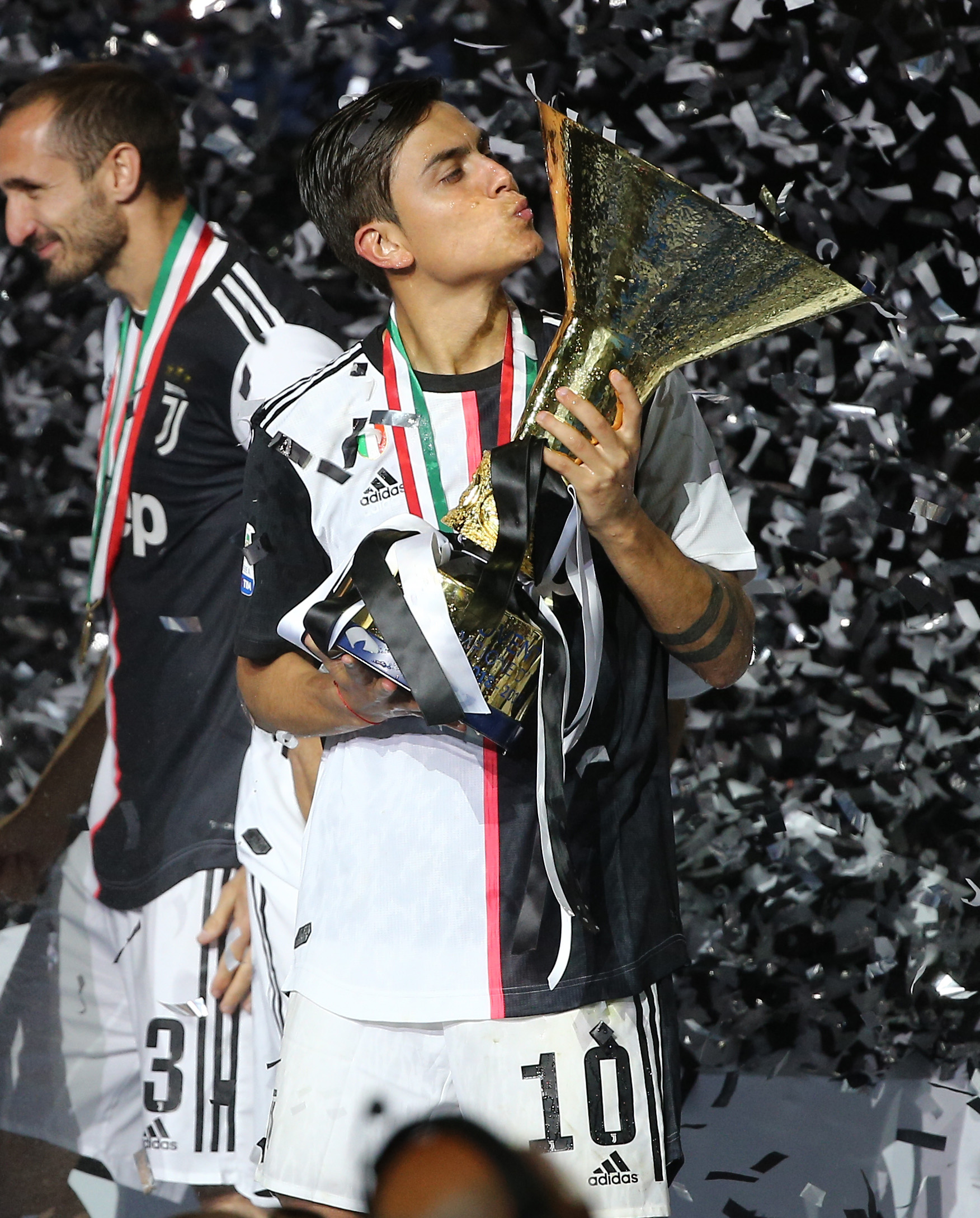 避免附加赛停赛，意媒：染黄的泽林斯基可能轮休波兰末轮比赛（意媒：为避附加赛停赛，吃到黄牌的泽林斯基或轮休波兰末轮比赛）