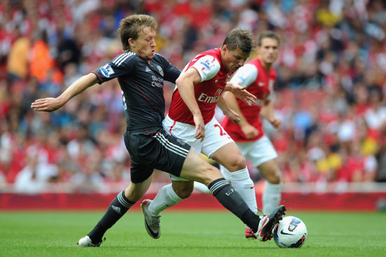 德天空：那不勒斯想签弗赖堡中场曼赞比顶替受伤的德布劳内（德天空：那不勒斯欲引进弗赖堡中场曼赞比，填补德布劳内伤缺）