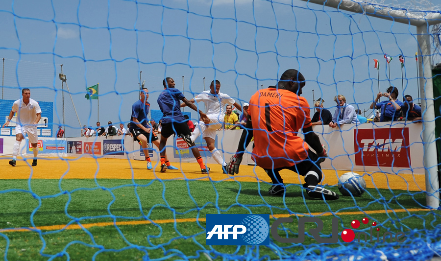 关键时刻，谁在躲？（紧要关头，谁在退缩？）